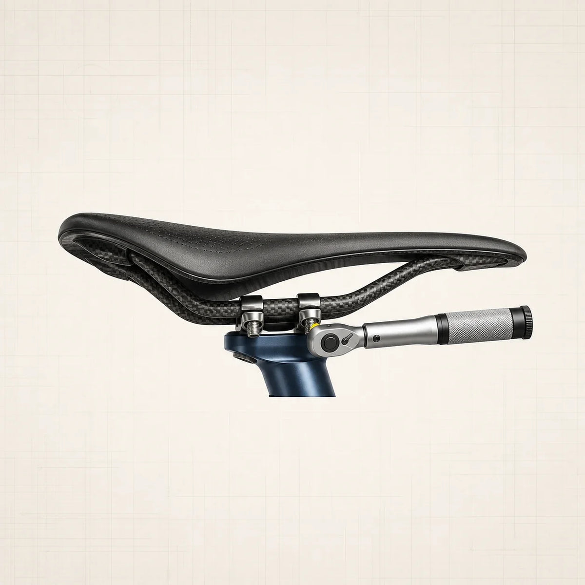 Selle de vélo à rails carbone avec clé dynamométrique engagée sur une vis du chariot
