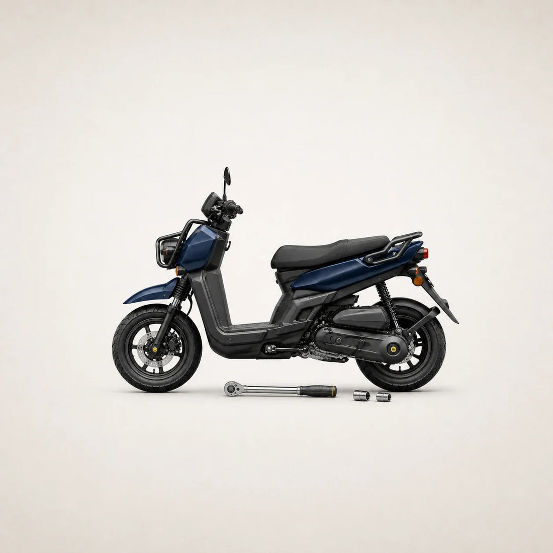 Scooter urbain bleu de profil avec points d’entretien des roues et clé dynamométrique.