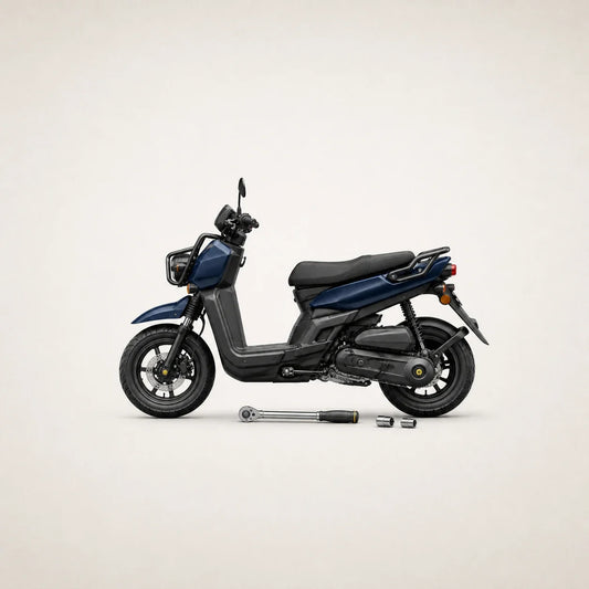 Scooter urbain bleu de profil avec points d’entretien des roues et clé dynamométrique.