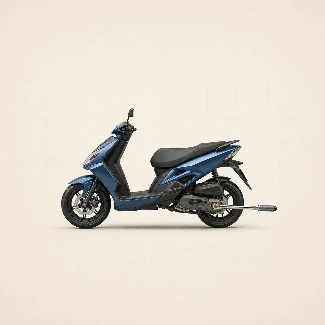 Scooter bleu vu de profil avec une clé dynamométrique engagée sur l’écrou d’axe de la roue arrière