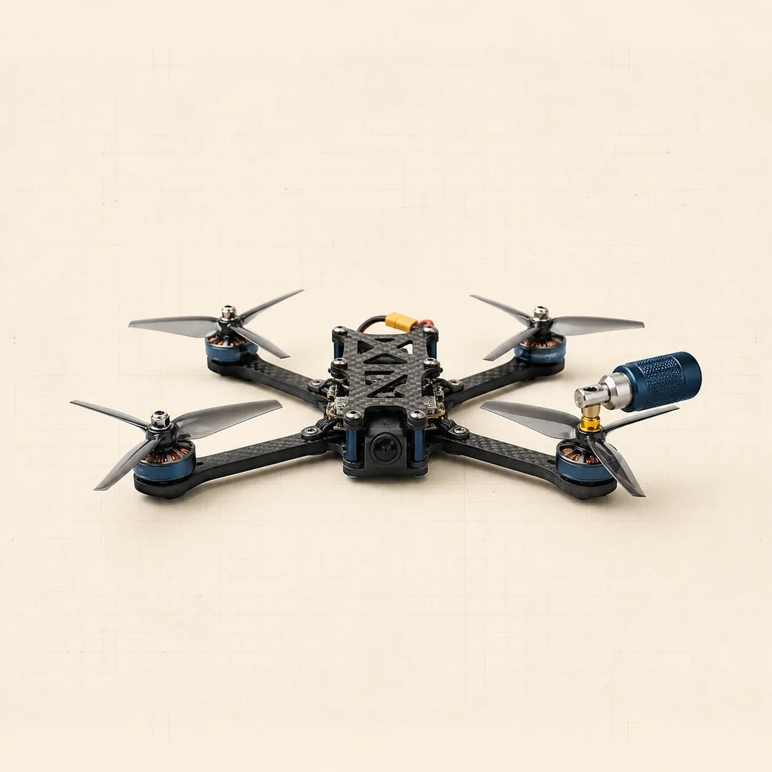 Drone FPV à quatre moteurs brushless avec douille engagée sur un écrou d’hélice