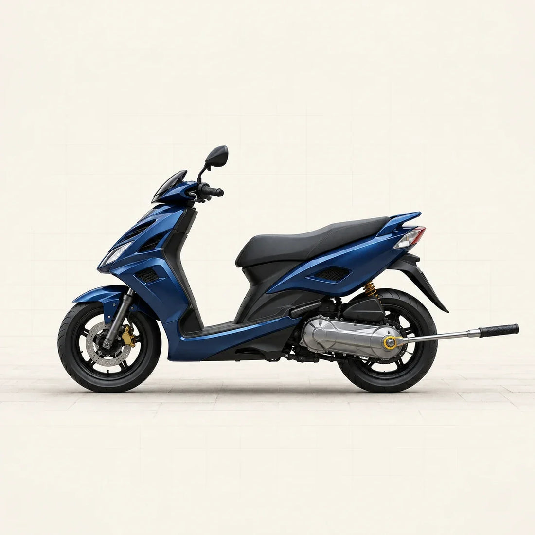 Scooter sportif bleu avec clé dynamométrique engagée sur l’écrou de roue arrière