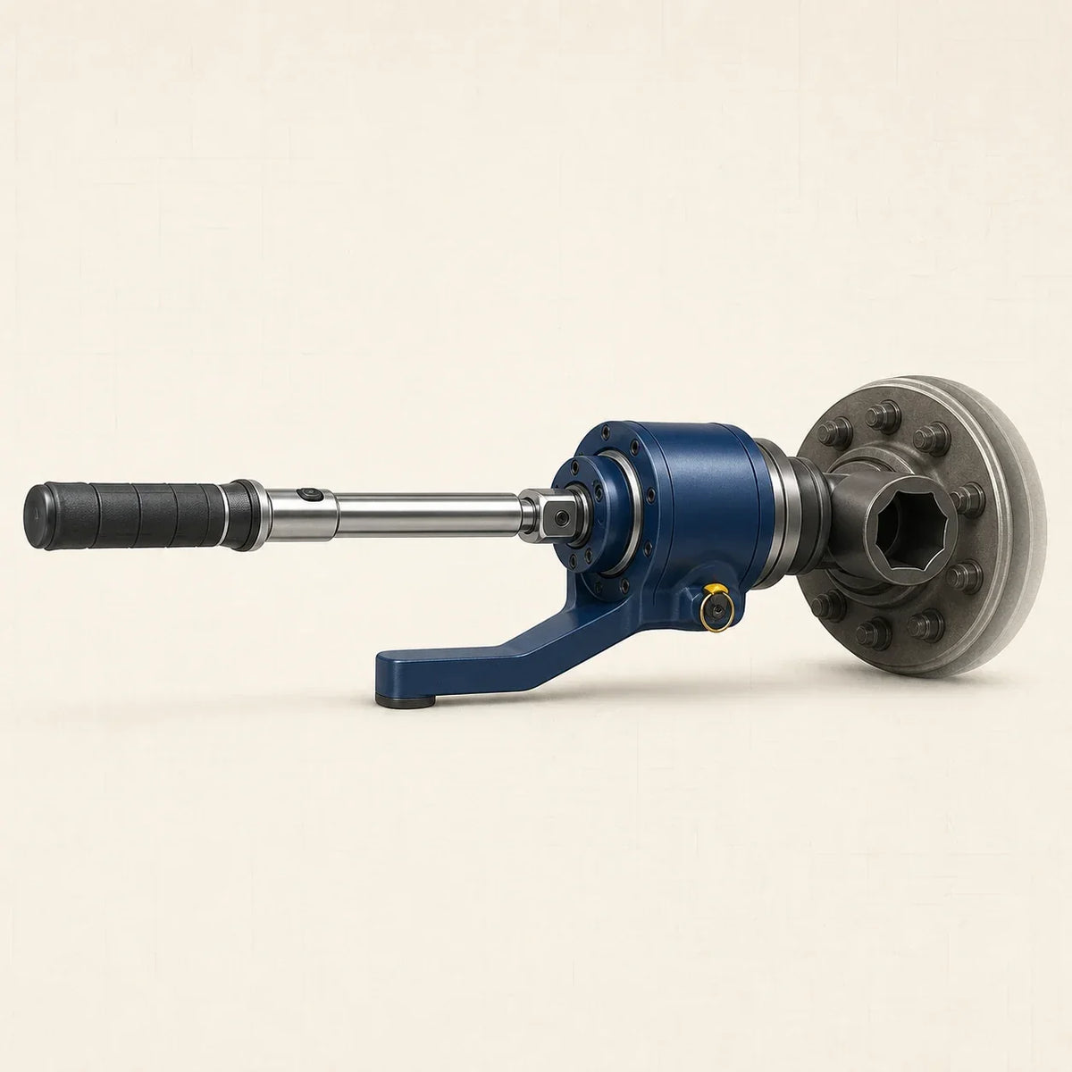 Multiplicateur de couple bleu avec clé d’entrée, bras de réaction et douille renforcée devant un moyeu