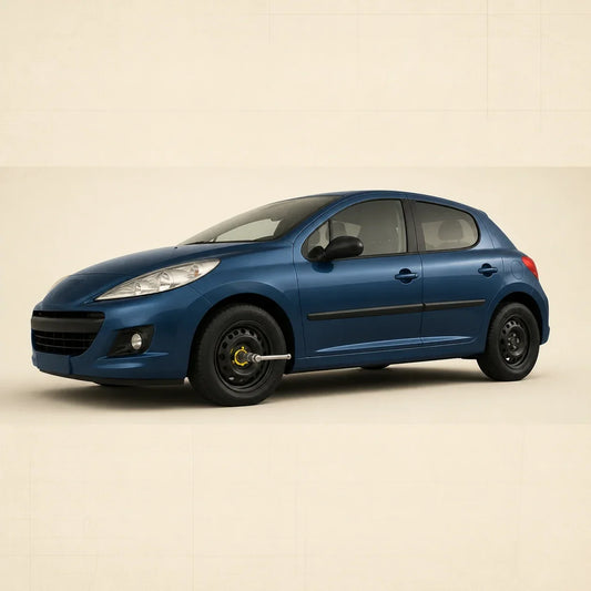 Peugeot 207 bleue avec une douille six pans chromée engagée sur une vis de roue avant