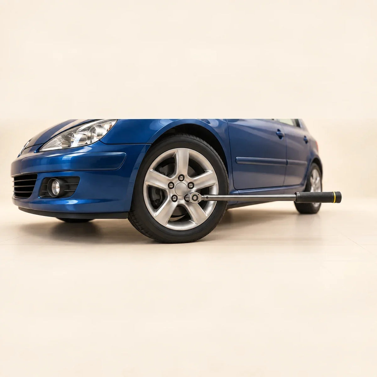 Roue avant de Peugeot 307 avec une douille et une clé dynamométrique sur une vis de roue