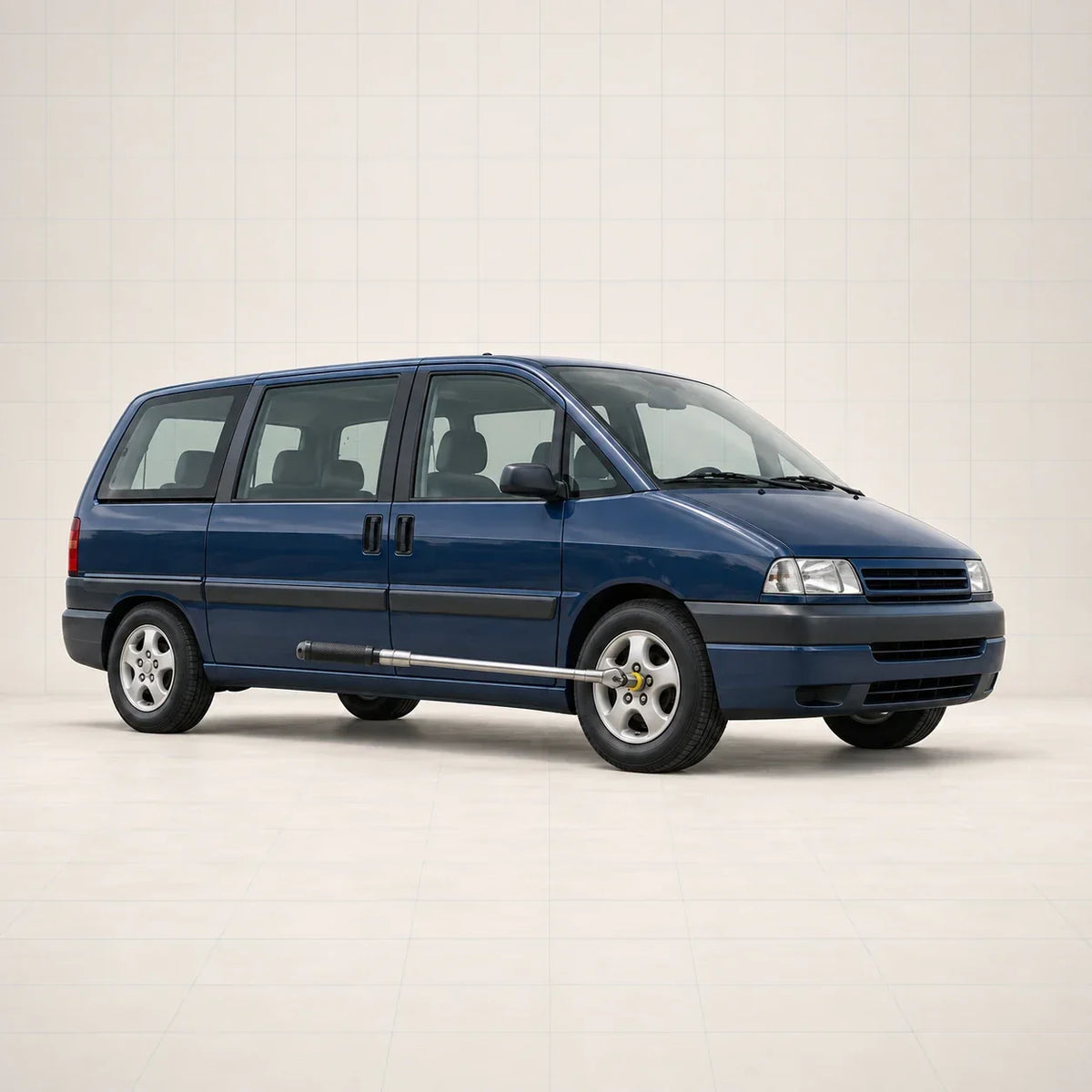Peugeot 806 bleue avec une clé dynamométrique engagée sur une vis de roue avant
