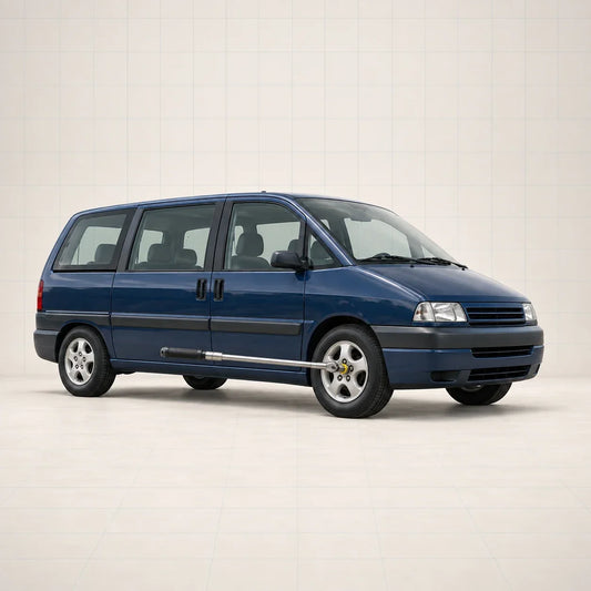 Peugeot 806 bleue avec une clé dynamométrique engagée sur une vis de roue avant