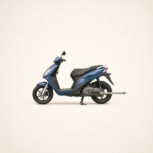 Scooter bleu vu de profil avec clé dynamométrique engagée sur l’écrou d’axe de roue arrière