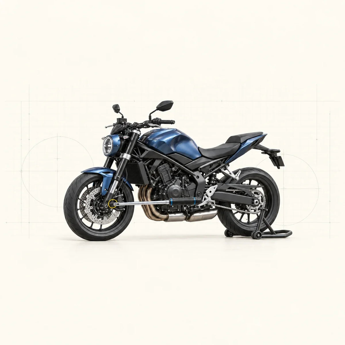 Moto routière bleue sur béquille d’atelier avec une clé dynamométrique engagée sur l’axe de roue avant