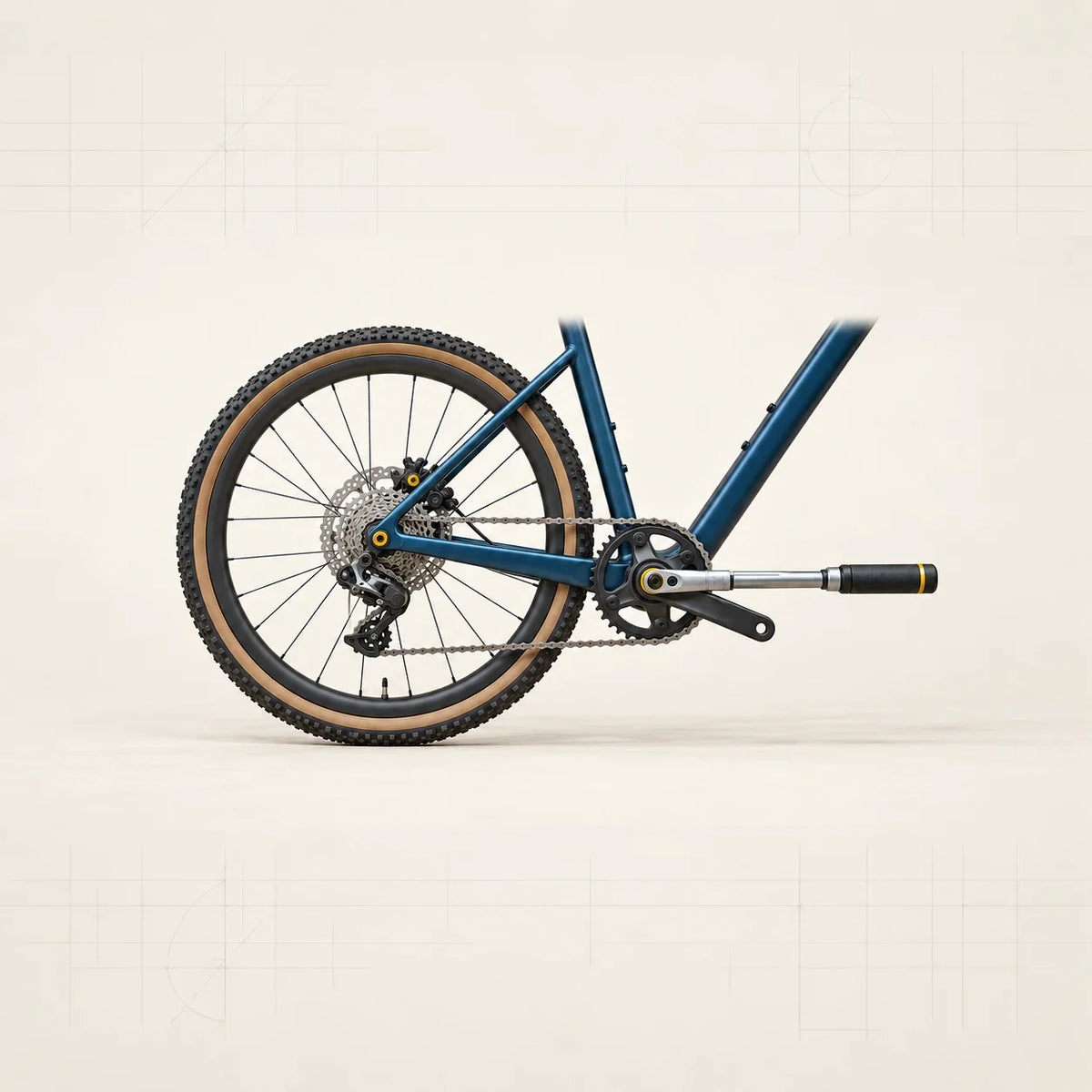 Transmission et roue arrière d’un vélo gravel bleu avec une clé dynamométrique engagée sur la vis de manivelle