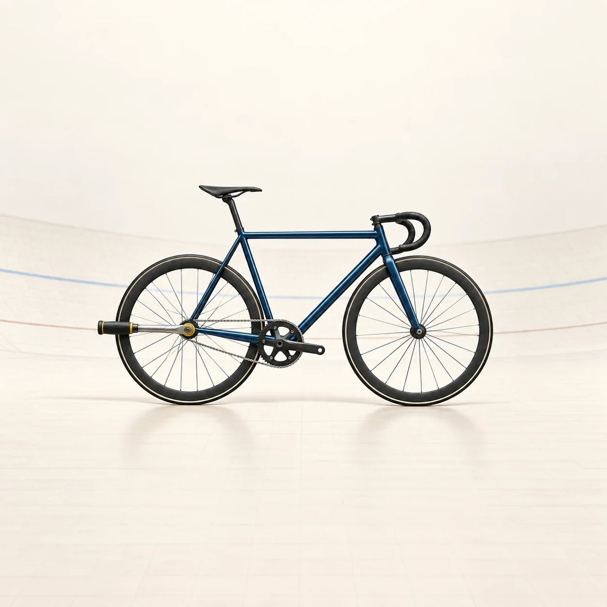 Vélo de piste bleu à pignon fixe avec clé dynamométrique engagée sur l’écrou d’axe arrière