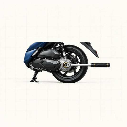 Roue arrière de scooter avec une clé dynamométrique sur la fixation du moyeu