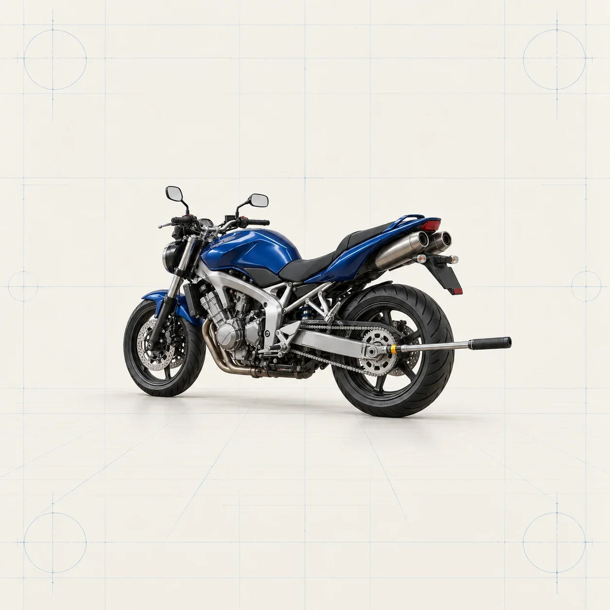 Moto Yamaha bleue avec une clé dynamométrique engagée sur l’écrou d’axe arrière, chaîne et couronne visibles